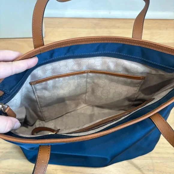 Michael Kors Navy Signature Logo Lining Kempton Nylon Tote - Picture 8 of 8